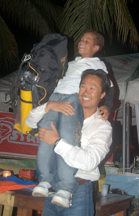 I won the 3 hr couse race and a new Starkite which is made in DR.   I donated it back to Kee who gave it out as the "Stoke Award" to the smallest kiter and our favorite, 9 yr old Yanni.  Yanni and his brother are so excited!