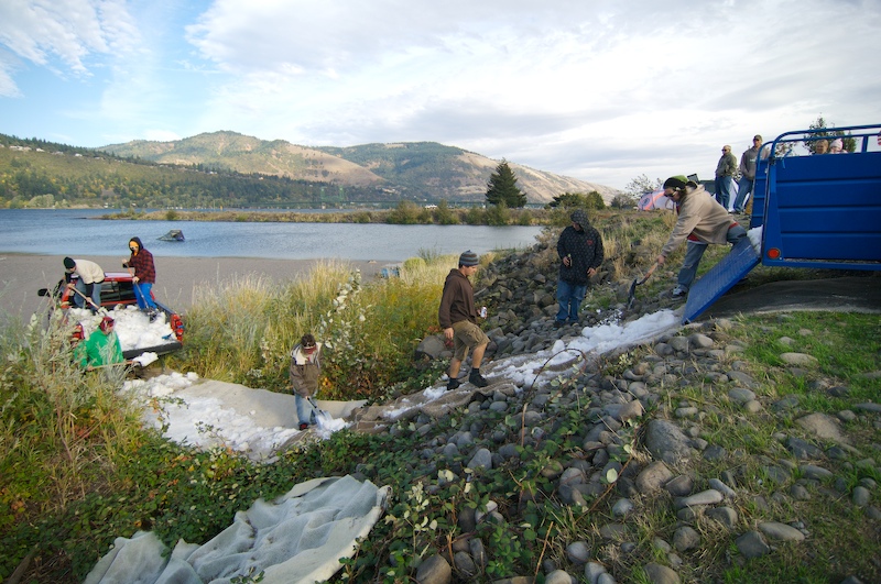 Lot's of people jumped in to help build the snow jam