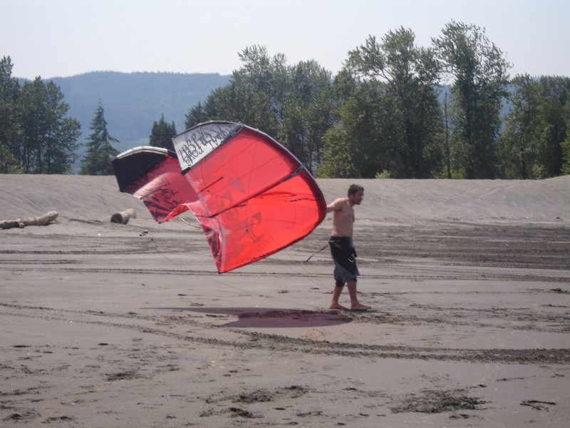 Listen up kooks - correct way to hold a kite....