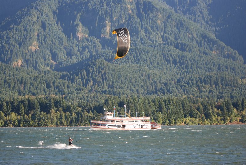Lone kiter cruisin past the sternwheeler.