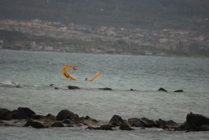 I came unhooked in a gust and watched my bar slighshot all the way to the kite. Guess the knot isn't big enough to stop the bar from going through.