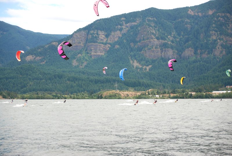 Lots of pink kites - looks like the girls comin' in for BOG!