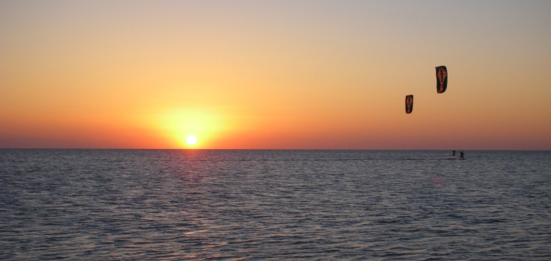 Aaaawwww.... Tony and Carol cruising in the sunset. Where's the wine and cheese?